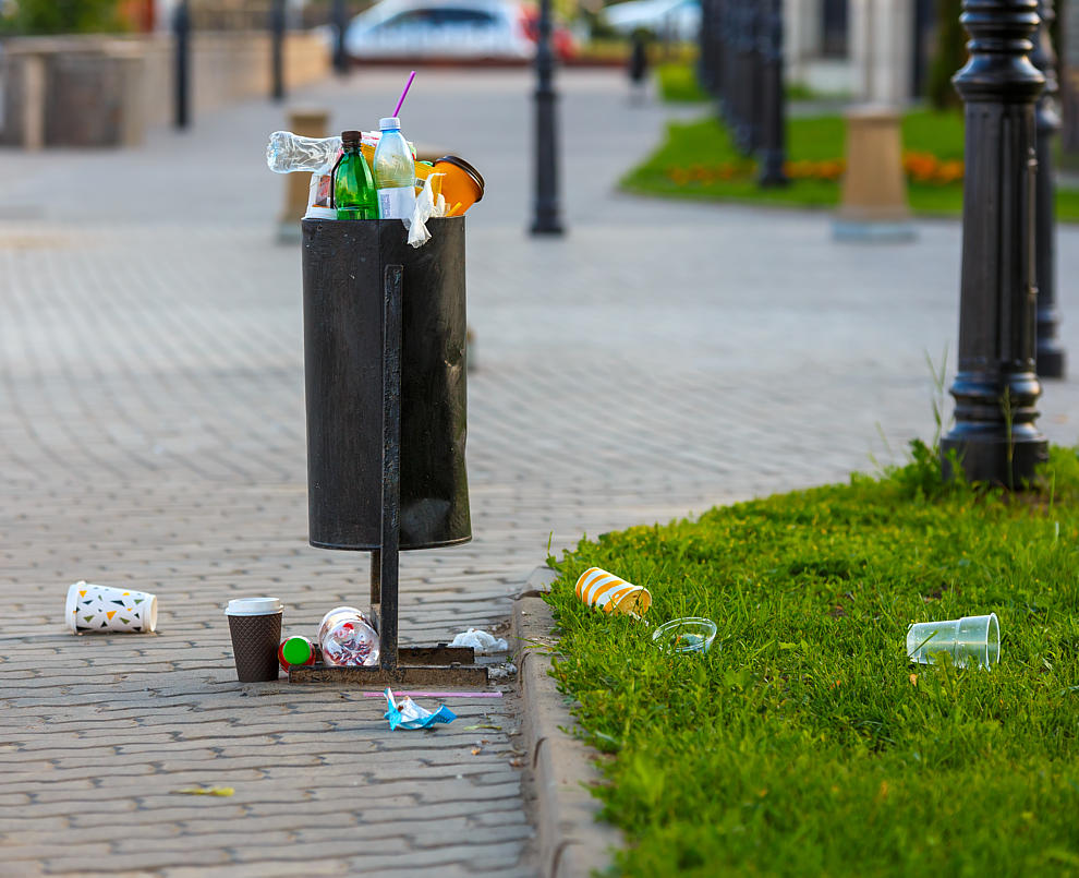 Pfandflaschenhalter für öffentliche Mülleimer